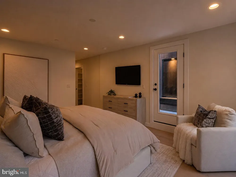 952 6TH STREET Philadelphia, PA 19123