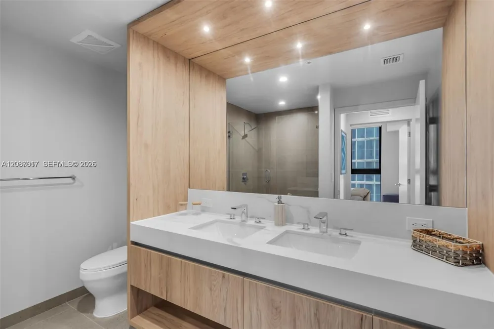 11 NE 6th St #2207 Miami, FL 33132