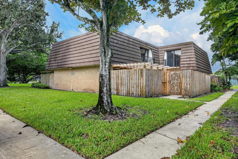 2427 24th Lane Palm Beach Gardens, FL 33418