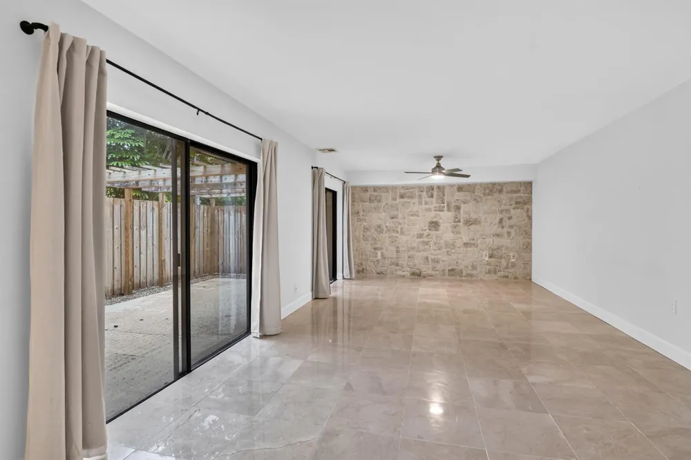 2427 24th Lane Palm Beach Gardens, FL 33418