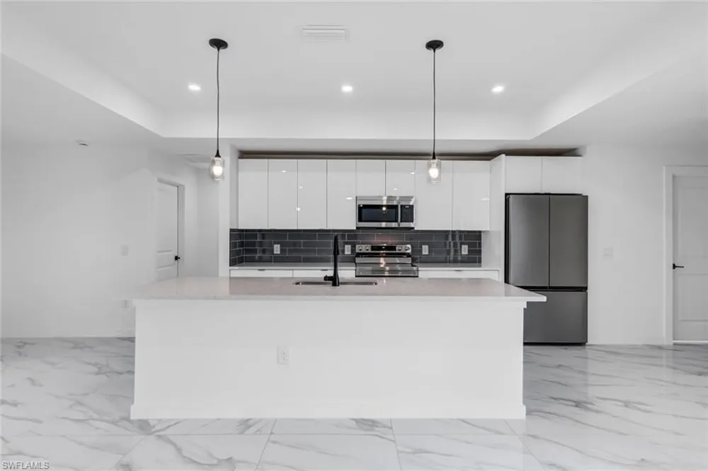 523 Wilmington Parkway Cape Coral, FL 33993