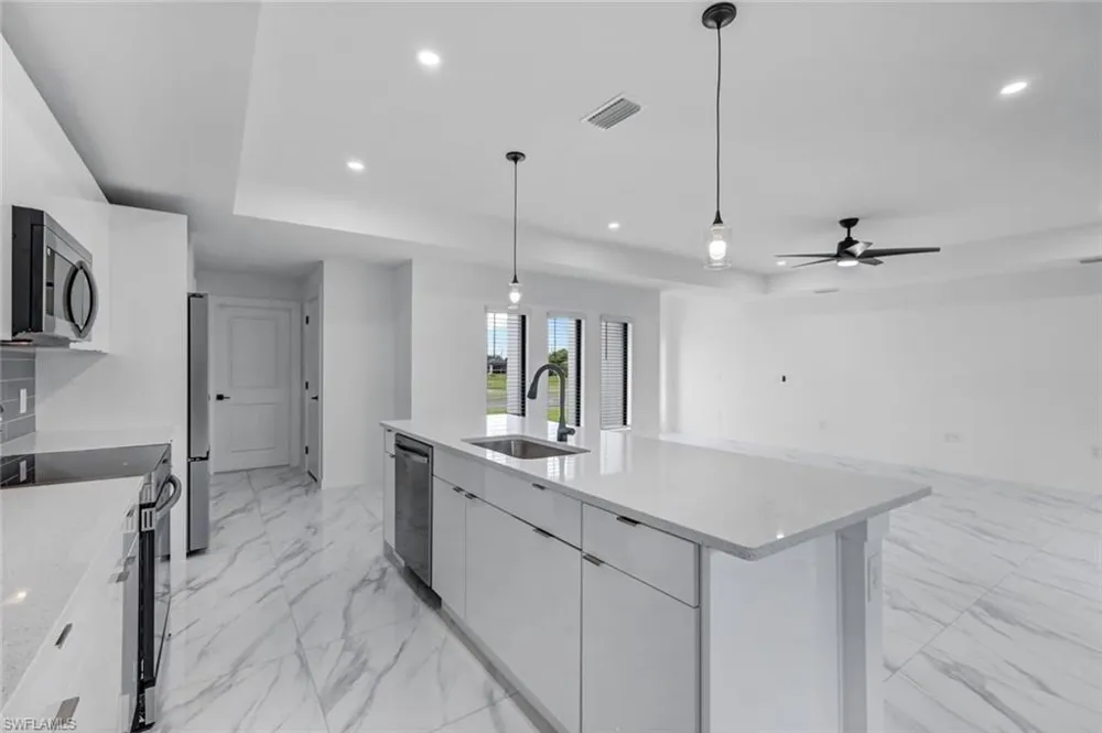 523 Wilmington Parkway Cape Coral, FL 33993