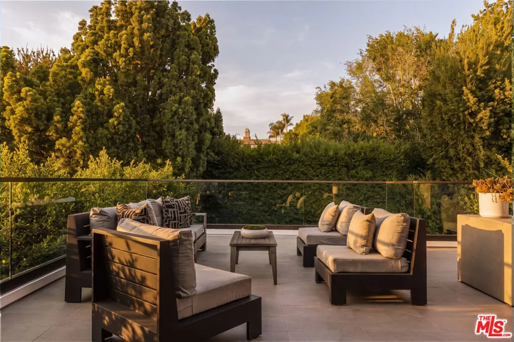 144 Bowling Green Way Los Angeles, CA 90049