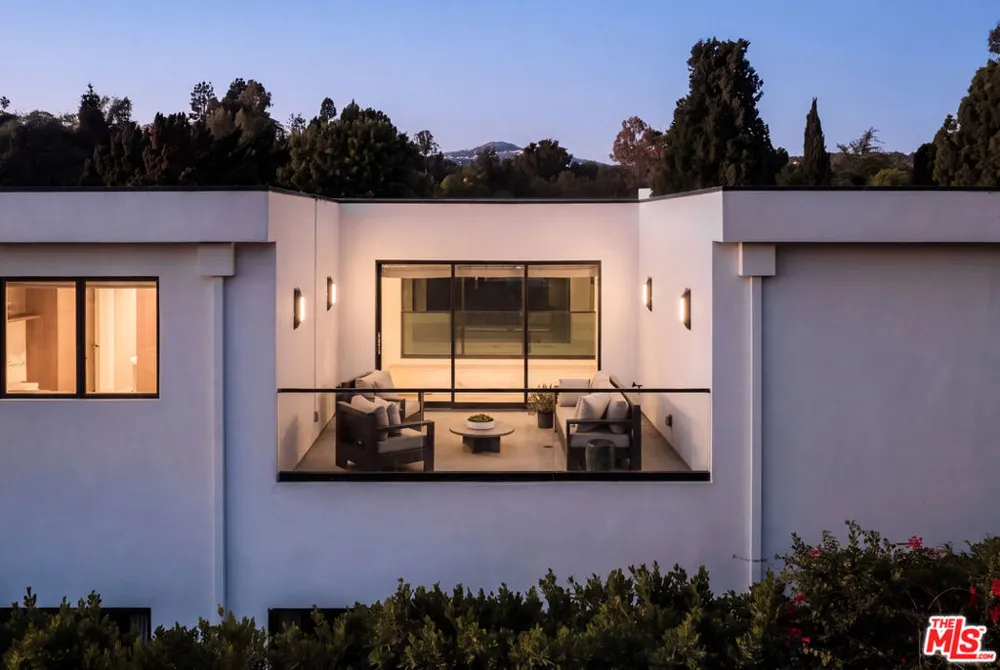 144 Bowling Green Way Los Angeles, CA 90049