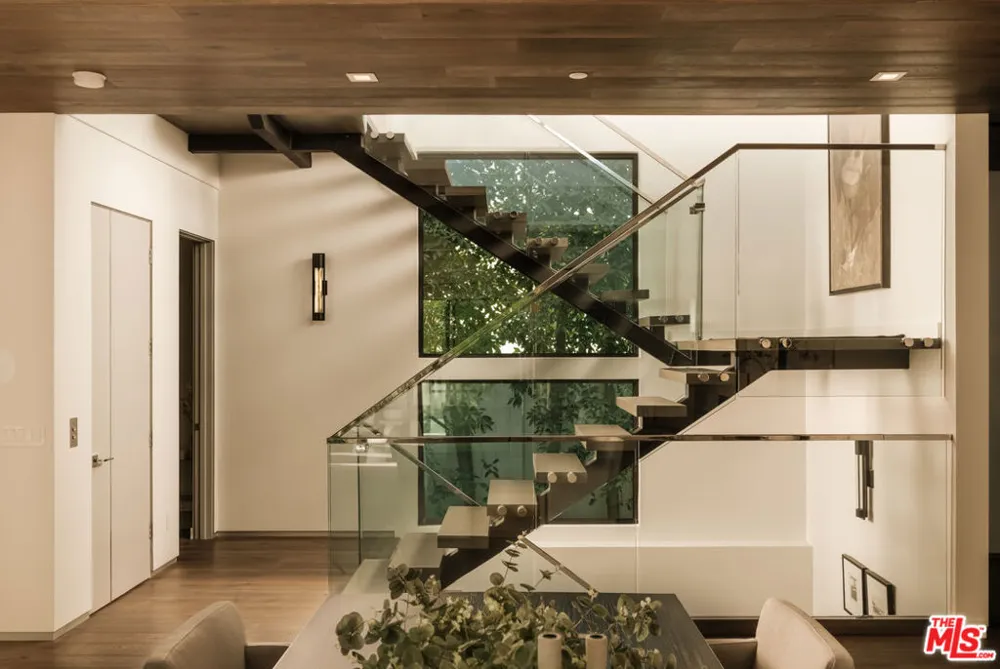 144 Bowling Green Way Los Angeles, CA 90049