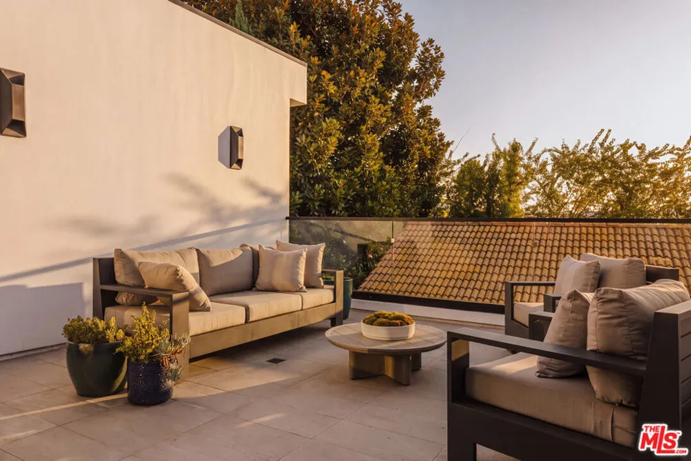 144 Bowling Green Way Los Angeles, CA 90049