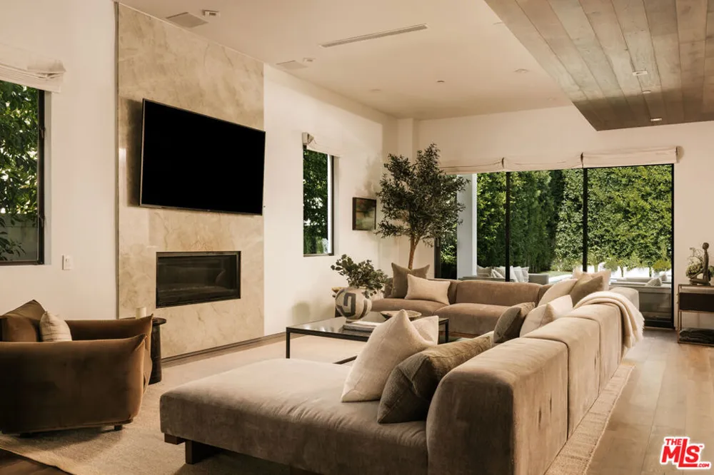 144 Bowling Green Way Los Angeles, CA 90049