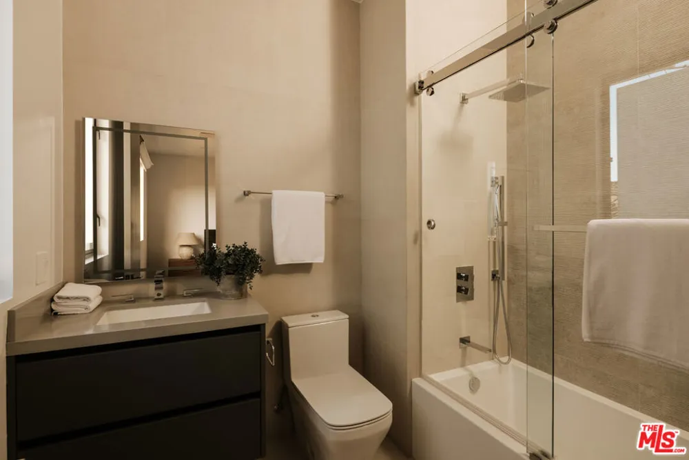 144 Bowling Green Way Los Angeles, CA 90049