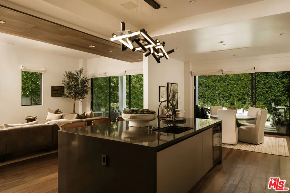 144 Bowling Green Way Los Angeles, CA 90049
