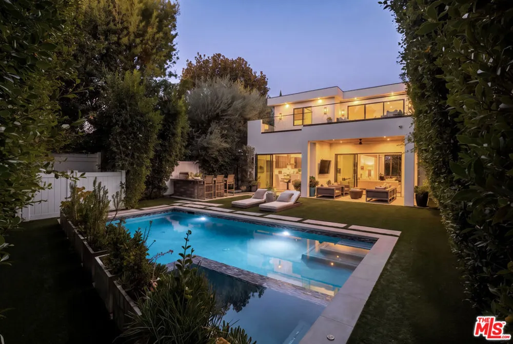 144 Bowling Green Way Los Angeles, CA 90049