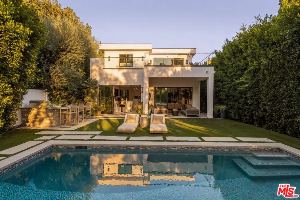 144 Bowling Green Way Los Angeles, CA 90049