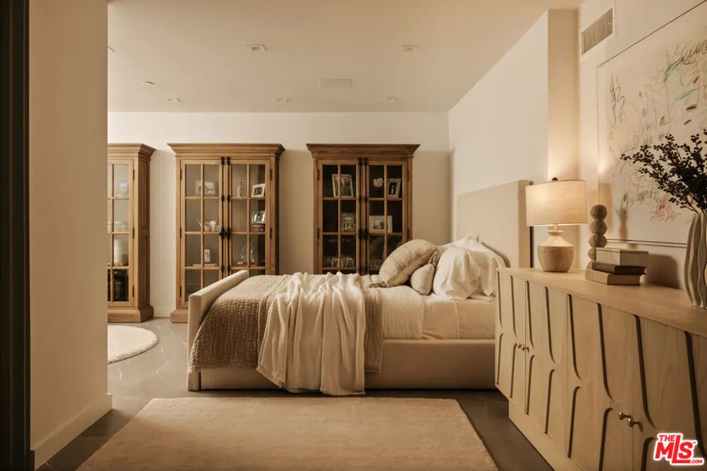 144 Bowling Green Way Los Angeles, CA 90049