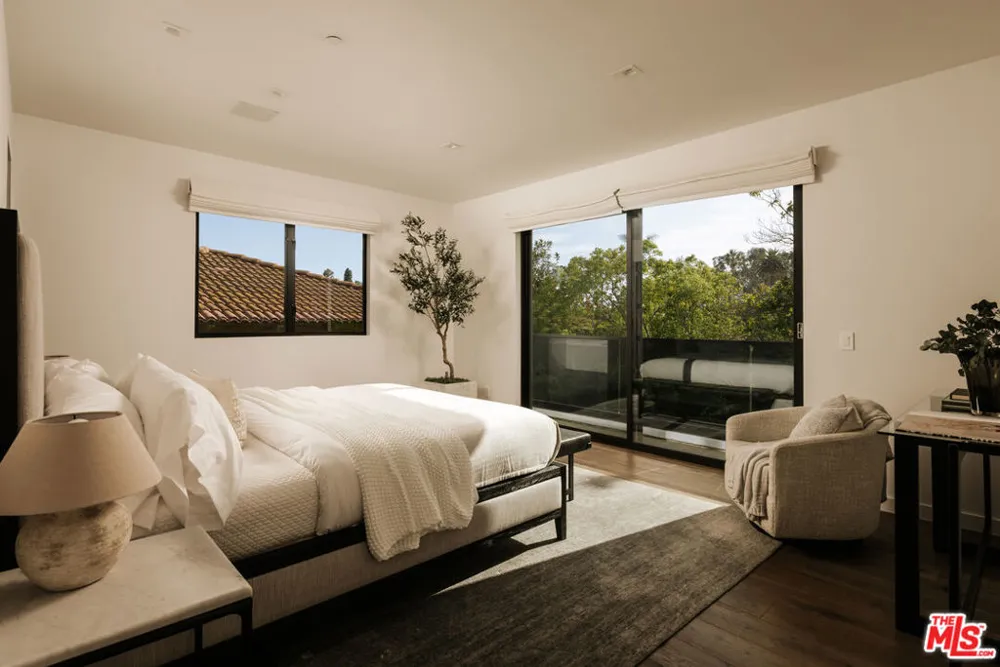 144 Bowling Green Way Los Angeles, CA 90049