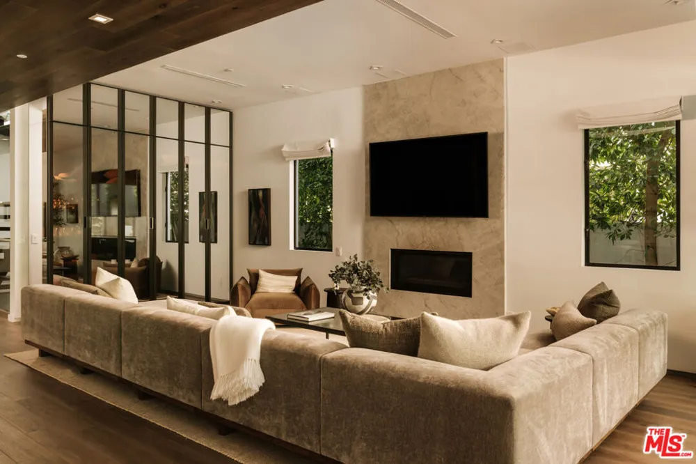 144 Bowling Green Way Los Angeles, CA 90049