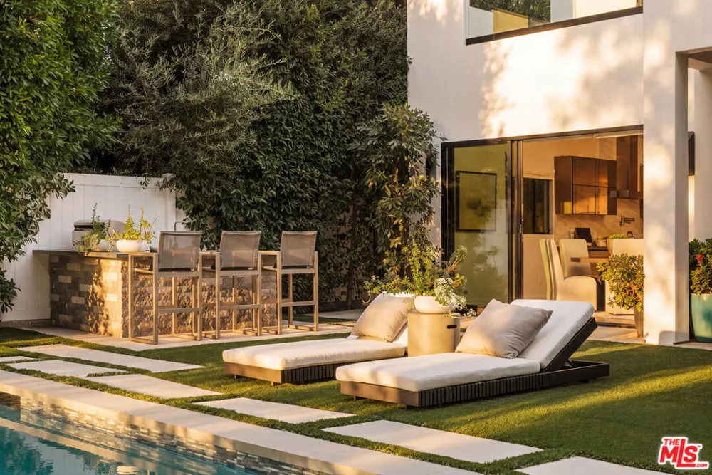 144 Bowling Green Way Los Angeles, CA 90049