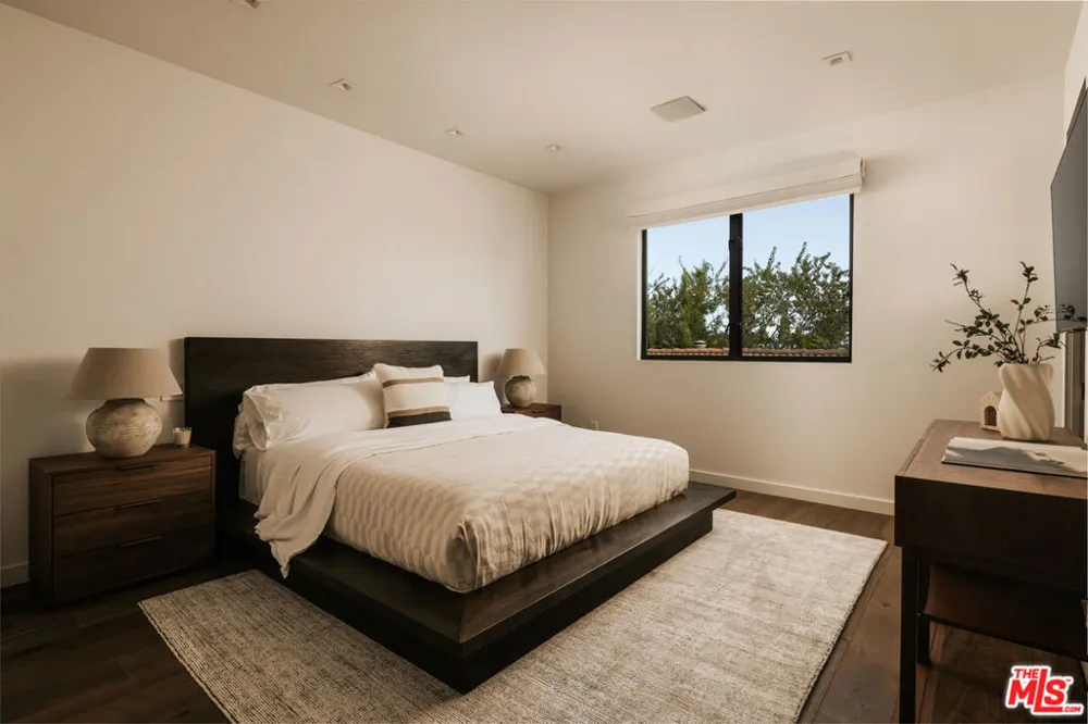 144 Bowling Green Way Los Angeles, CA 90049