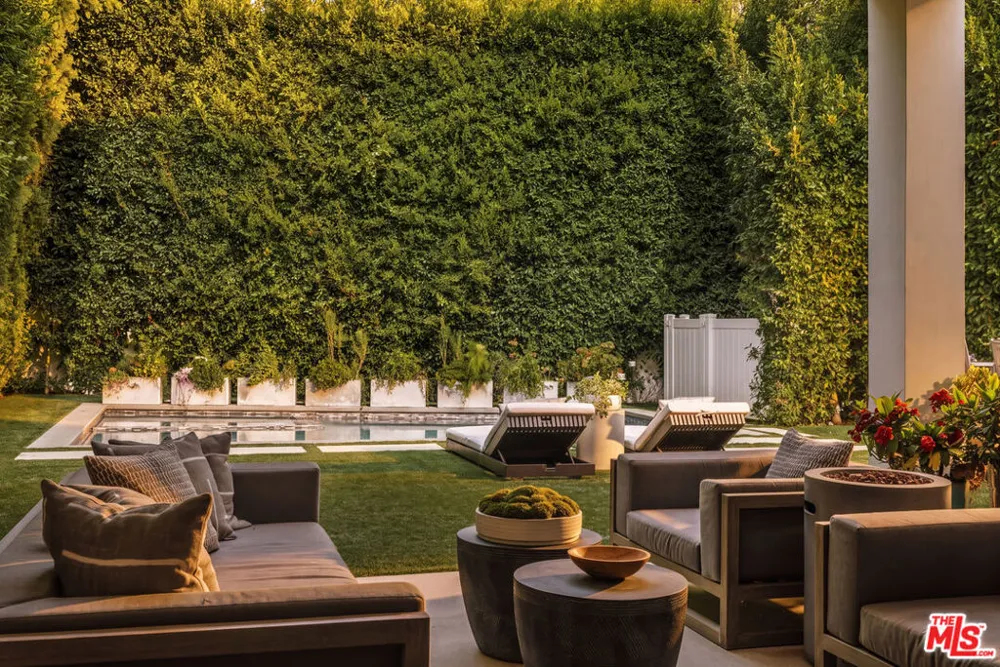 144 Bowling Green Way Los Angeles, CA 90049