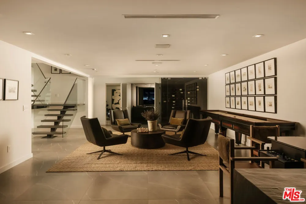 144 Bowling Green Way Los Angeles, CA 90049