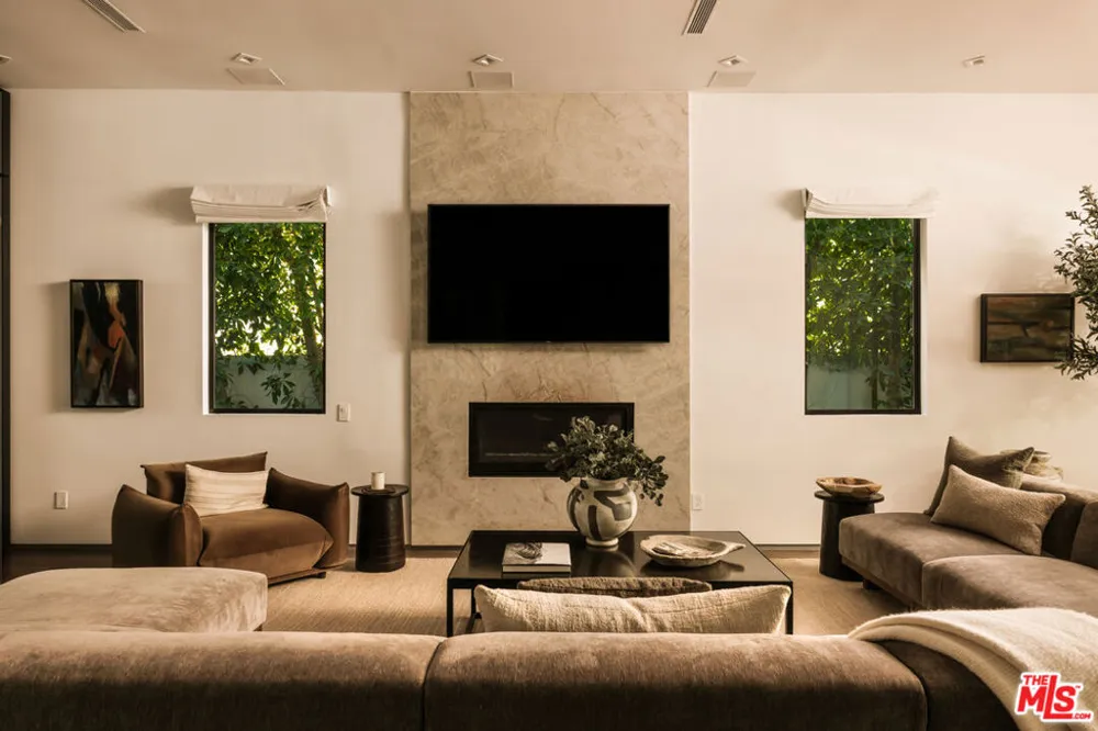 144 Bowling Green Way Los Angeles, CA 90049