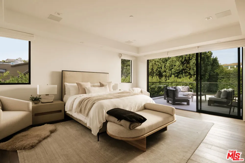 144 Bowling Green Way Los Angeles, CA 90049