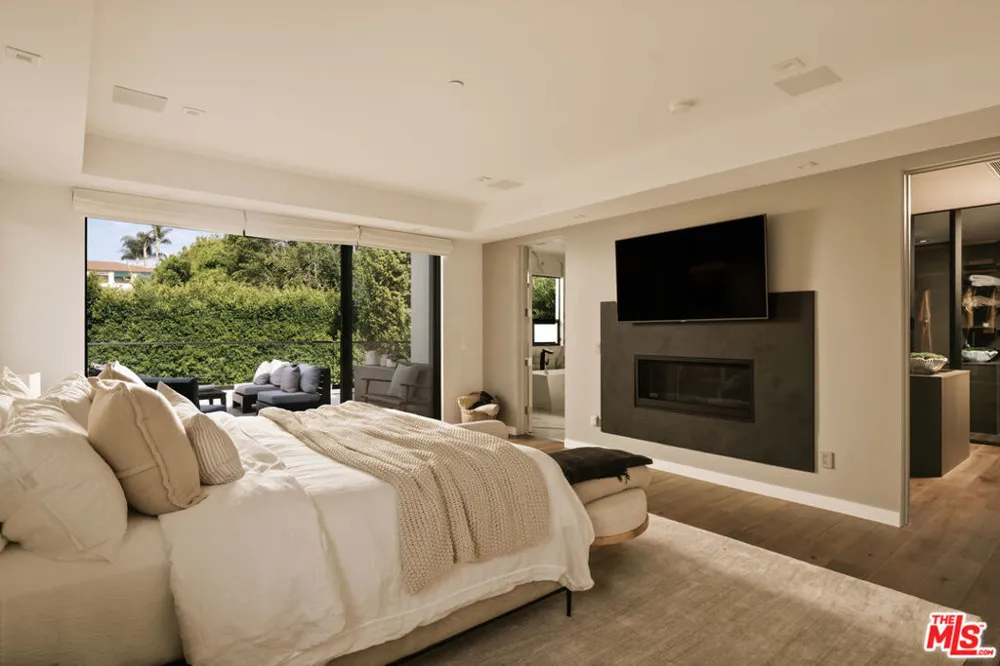 144 Bowling Green Way Los Angeles, CA 90049