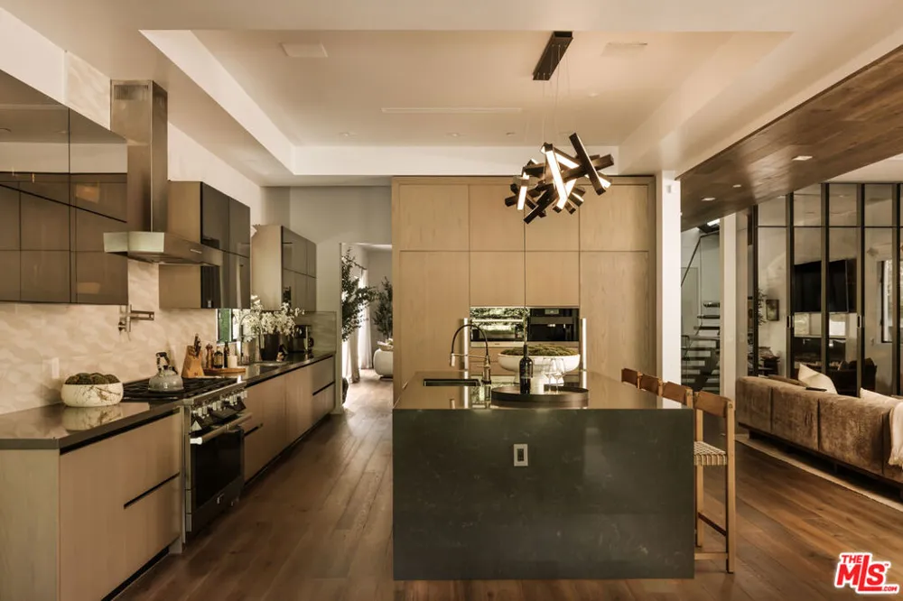 144 Bowling Green Way Los Angeles, CA 90049
