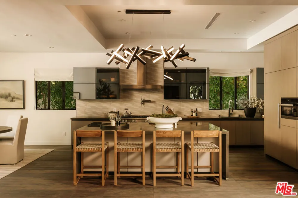 144 Bowling Green Way Los Angeles, CA 90049
