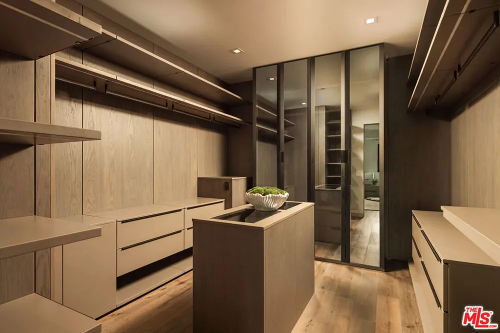 144 Bowling Green Way Los Angeles, CA 90049