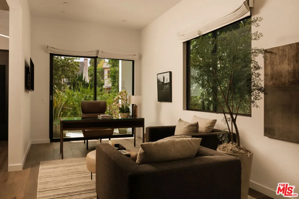 144 Bowling Green Way Los Angeles, CA 90049