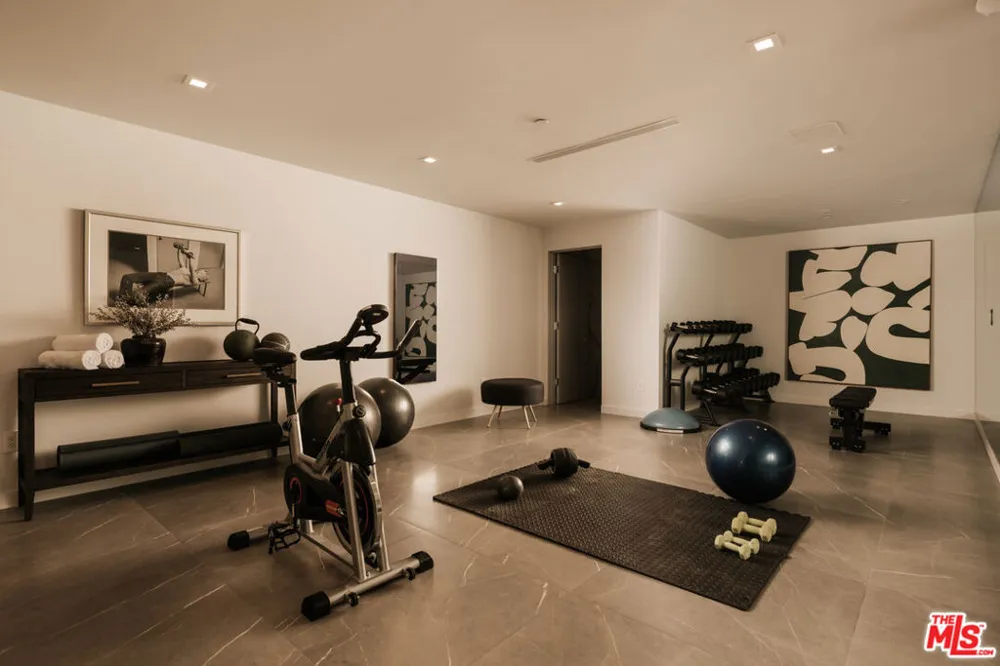 144 Bowling Green Way Los Angeles, CA 90049