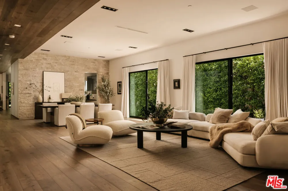 144 Bowling Green Way Los Angeles, CA 90049