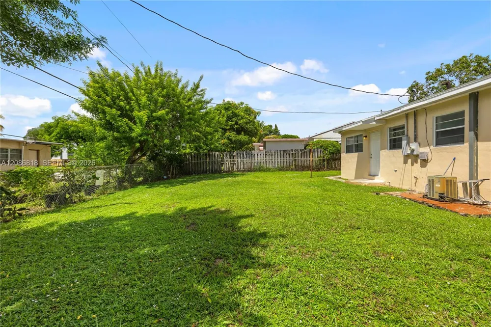 824 44th St West Palm Beach, FL 33407