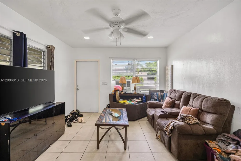 824 44th St West Palm Beach, FL 33407