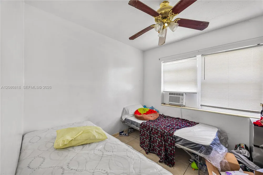 824 44th St West Palm Beach, FL 33407
