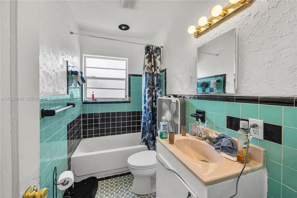 824 44th St West Palm Beach, FL 33407