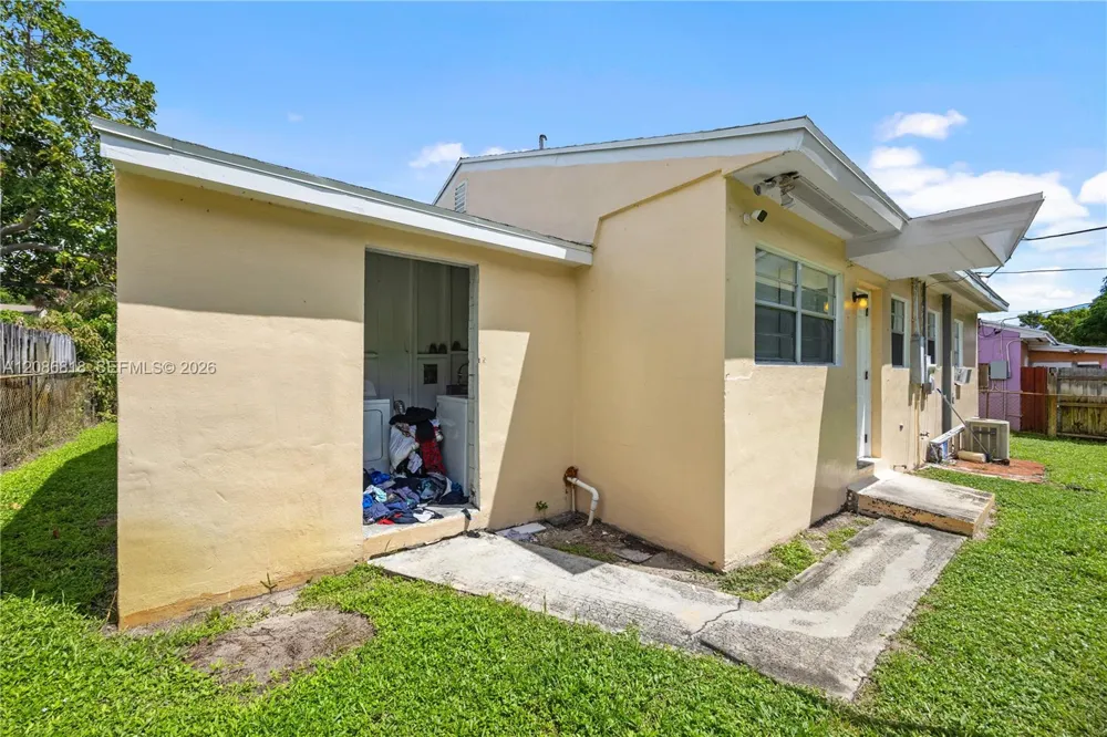 824 44th St West Palm Beach, FL 33407