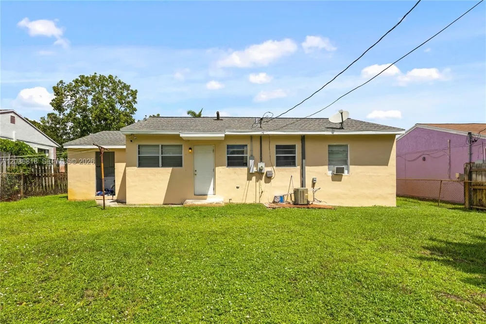 824 44th St West Palm Beach, FL 33407