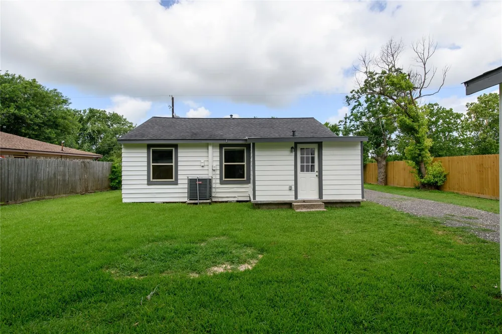 6811 Mike Street Hitchcock, TX 77563