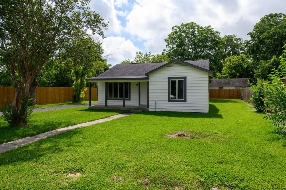 6811 Mike Street Hitchcock, TX 77563