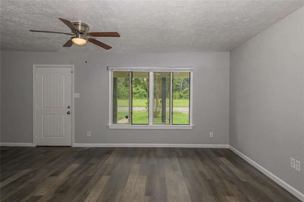 6811 Mike Street Hitchcock, TX 77563