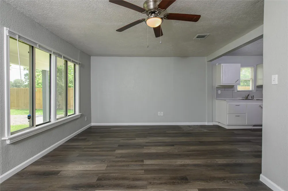 6811 Mike Street Hitchcock, TX 77563