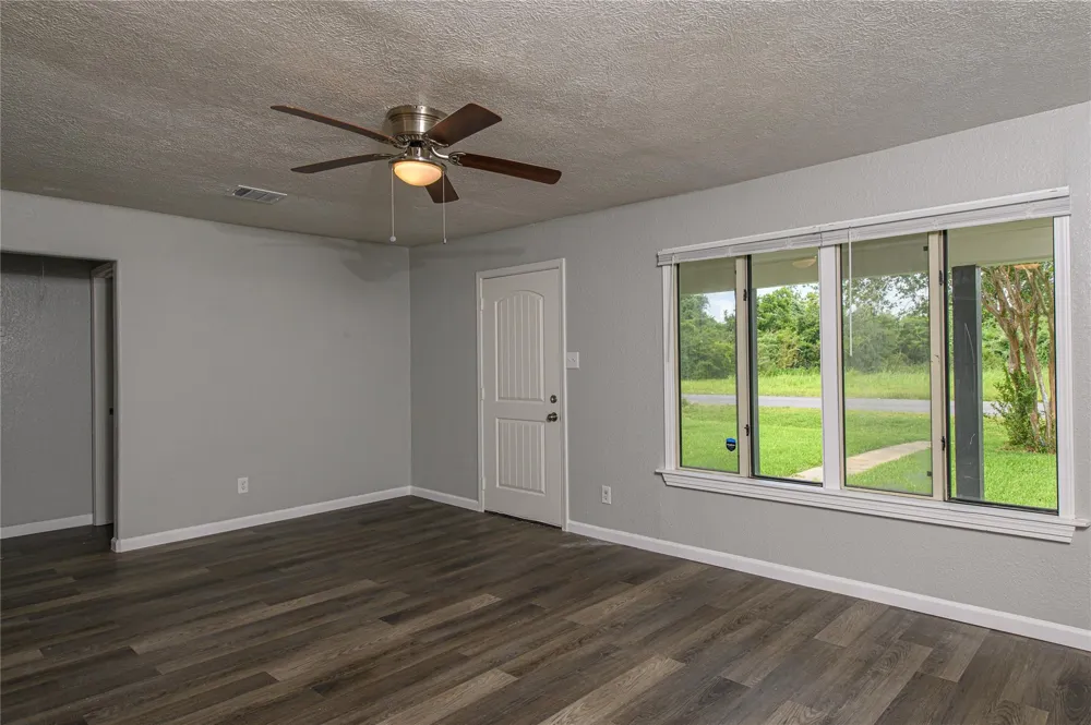 6811 Mike Street Hitchcock, TX 77563