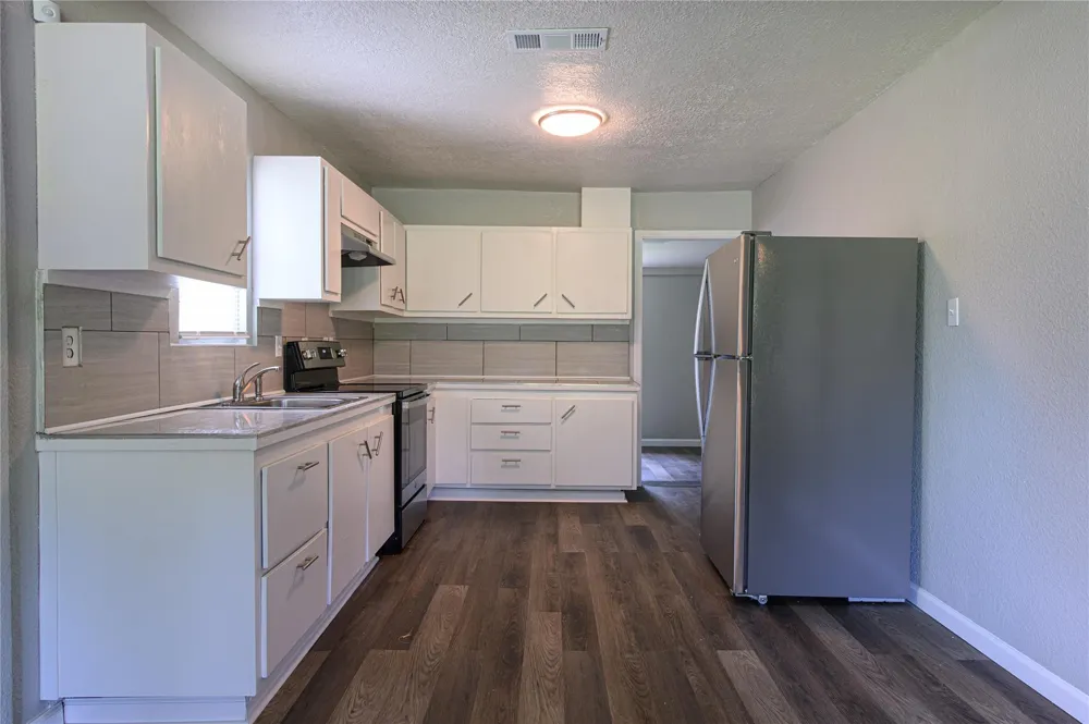 6811 Mike Street Hitchcock, TX 77563