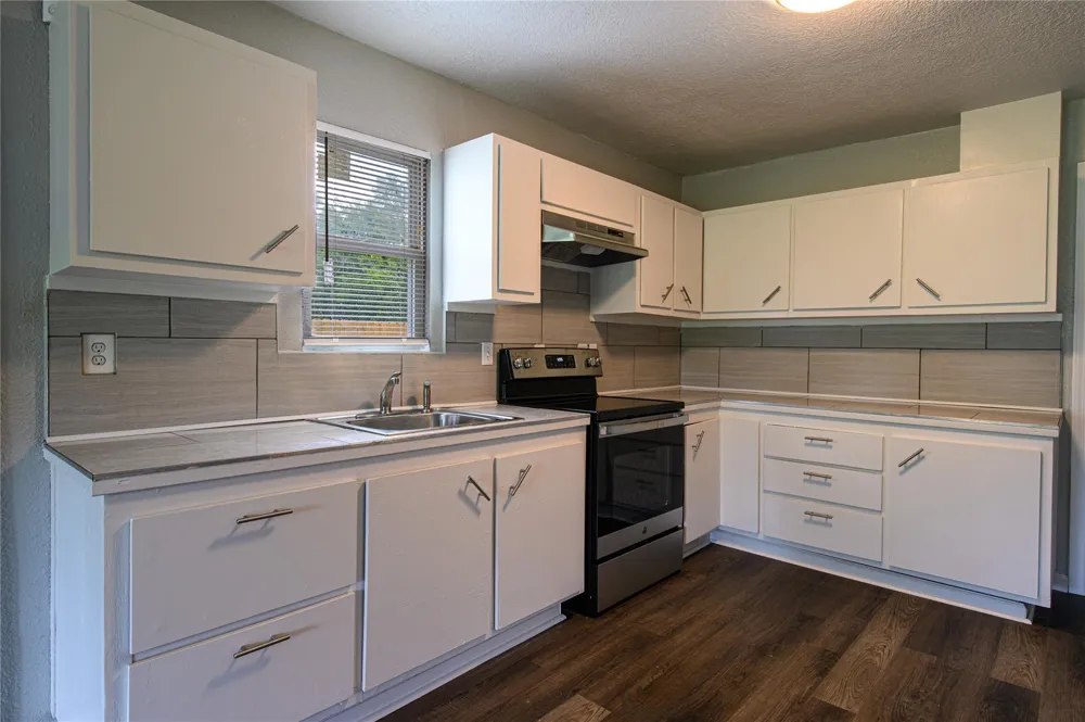6811 Mike Street Hitchcock, TX 77563