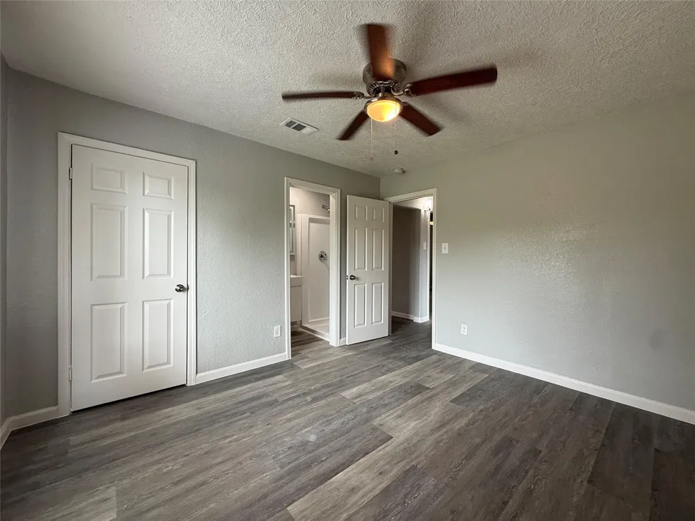 6811 Mike Street Hitchcock, TX 77563