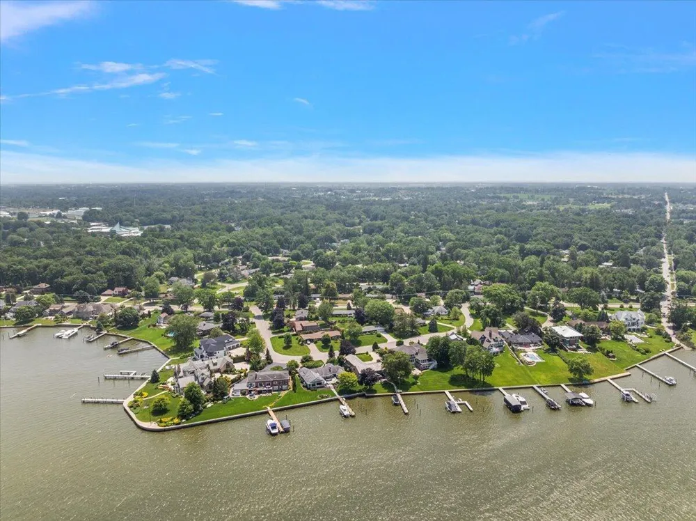 838 S Shore Drive Holland, MI 49423