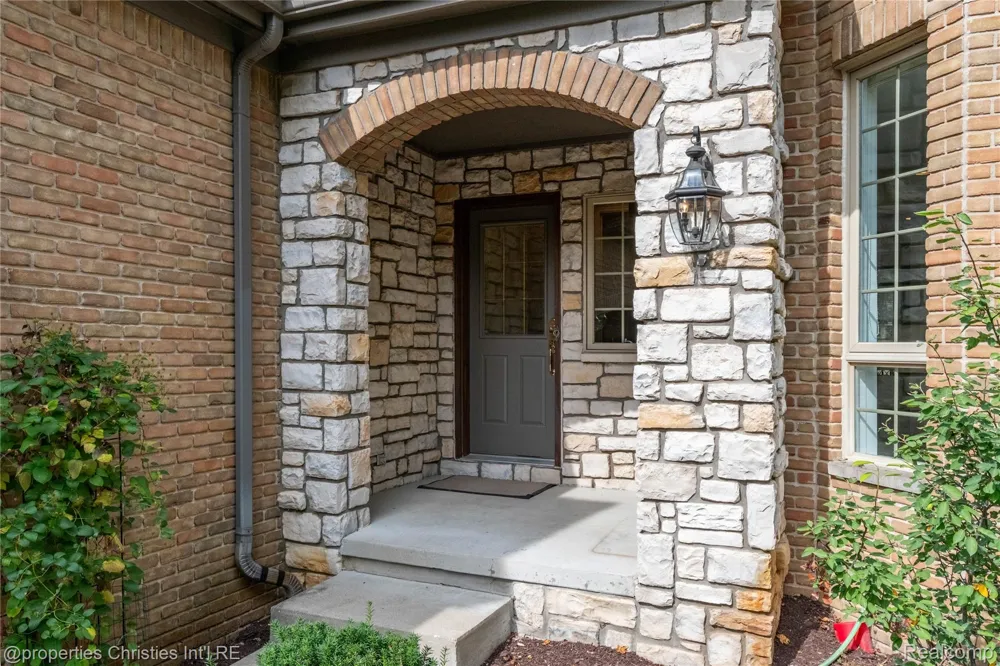 22853 Saint Andrews Drive Lyon Charter Township, MI 48178