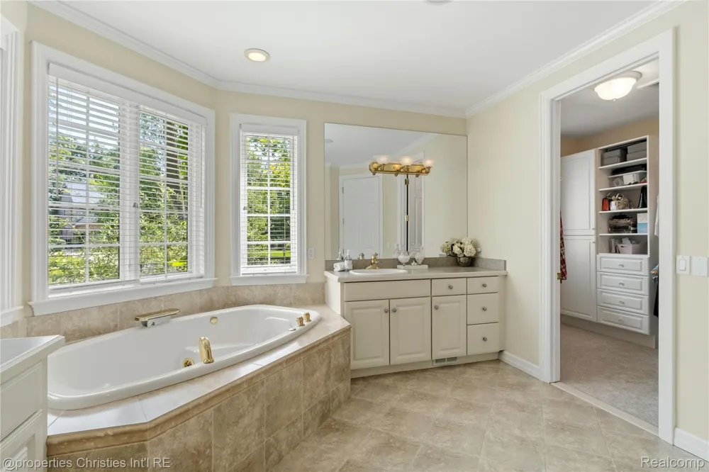 22853 Saint Andrews Drive Lyon Charter Township, MI 48178