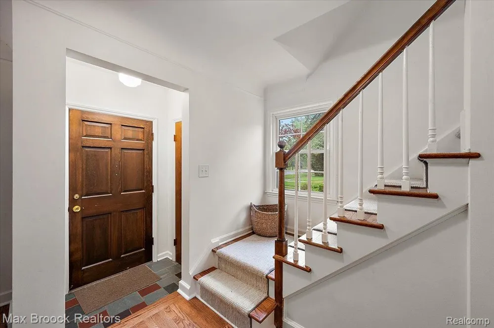 31617 Auburn Drive Beverly Hills Village, MI 48025