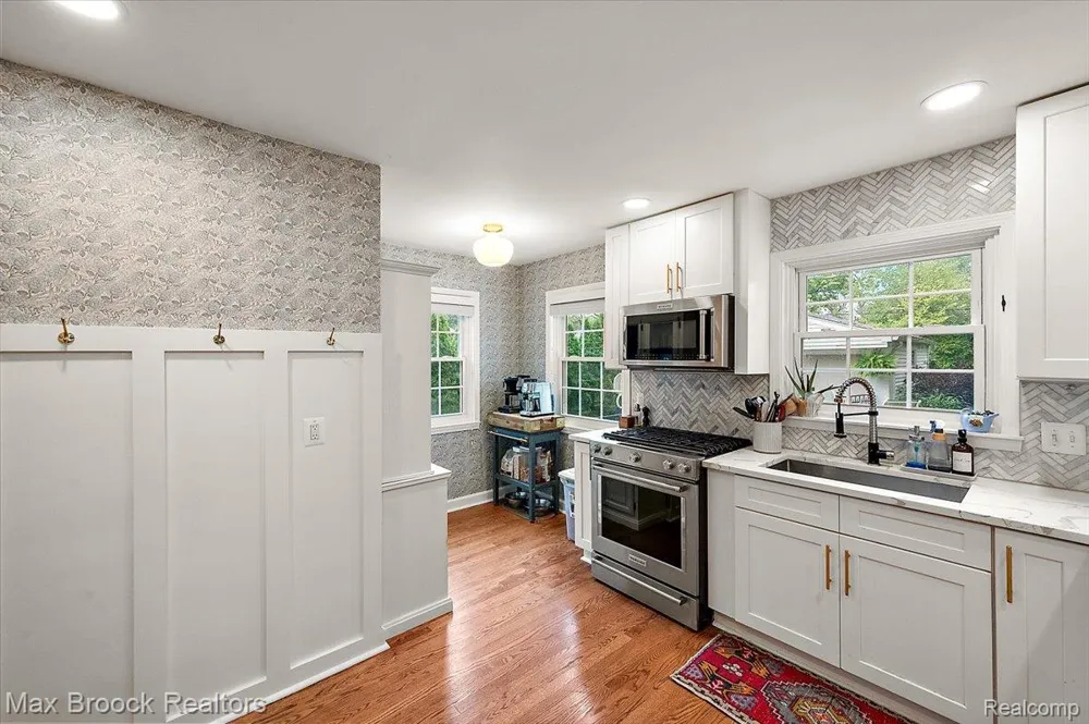 31617 Auburn Drive Beverly Hills Village, MI 48025